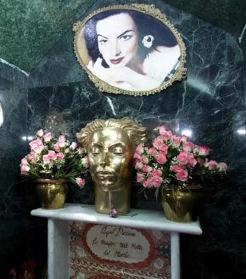 Seguidores de la actriz se reunión en el Panteón Francés frente a su tumba, para recordar el aniversario de su muerte.