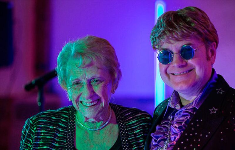 Sheila y Elton no se dirigen la palabra, por lo que tomó la particular iniciativa de contactar a un imitador.