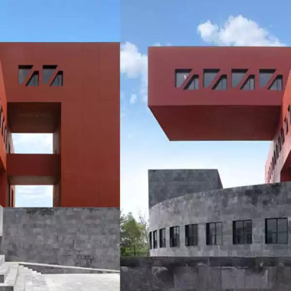 La combinación de espacios, formas y colores dan vida a nuevo edificio del campus universitario, estructura que busca integrarse con su entorno a través de su base de piedra y su estructura de acero cubierta con concreto de color rojizo.