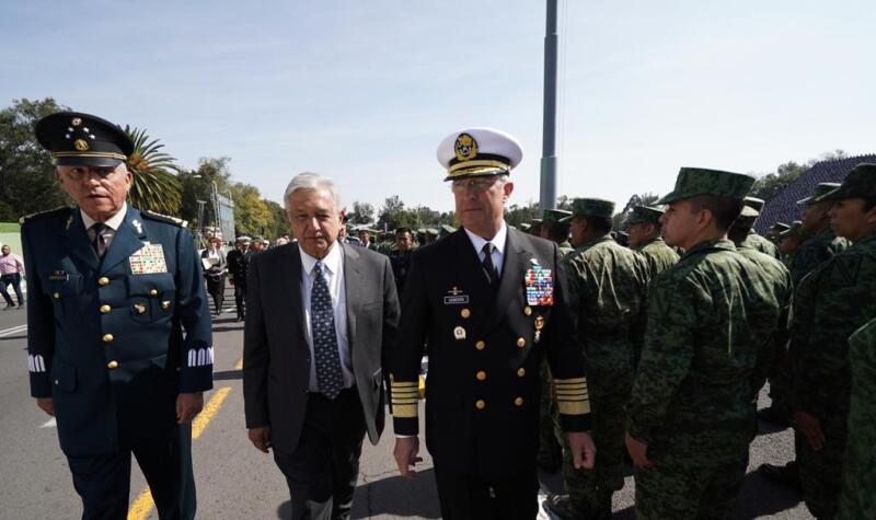 AMLO con militares