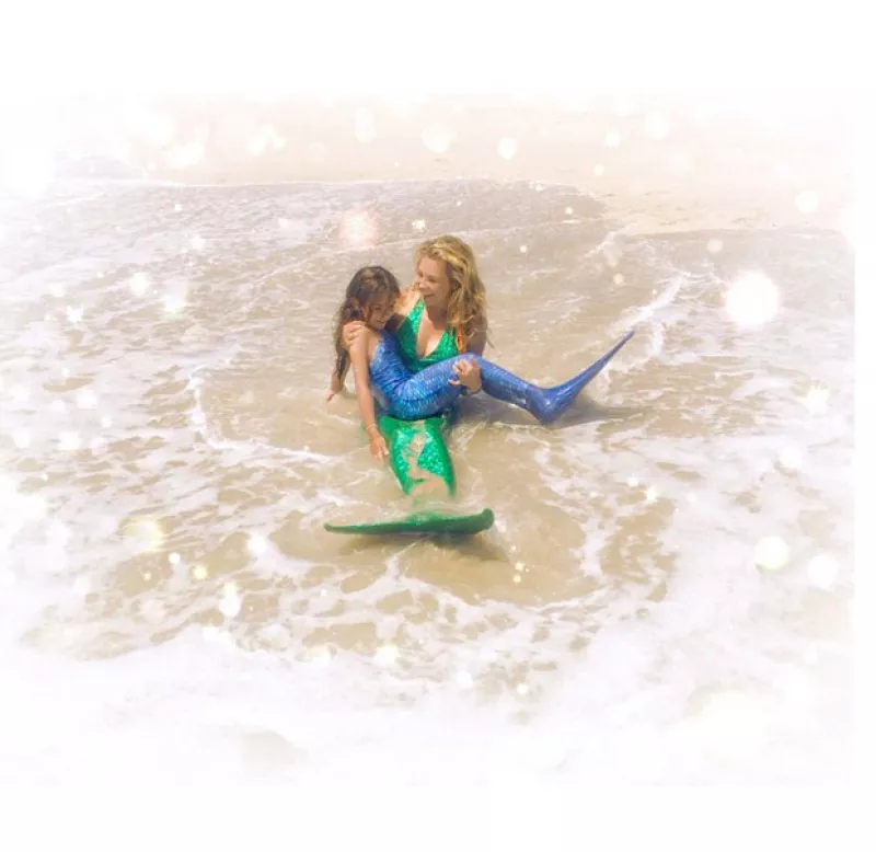 Nuevamente la cantante muestra su amor incondicional por Sabrina Sakaë, al usar los mismos disfraces y jugar a la orilla del mar.