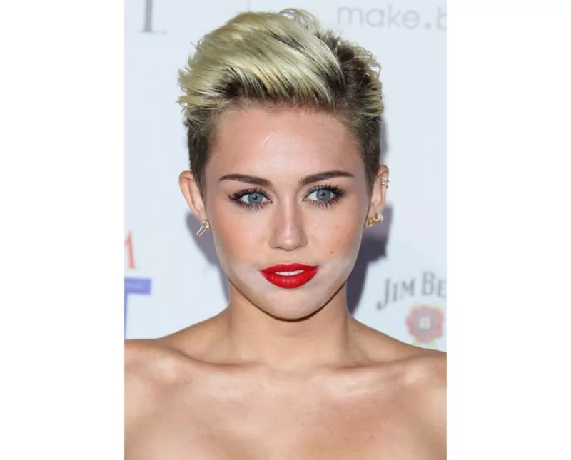 Como invitada de honor en la fiesta de la revista Maxim, Miley fue víctima de un error de maquillaje en el que podía distinguirse una sombra de polvo blanco alrededor de su boca.