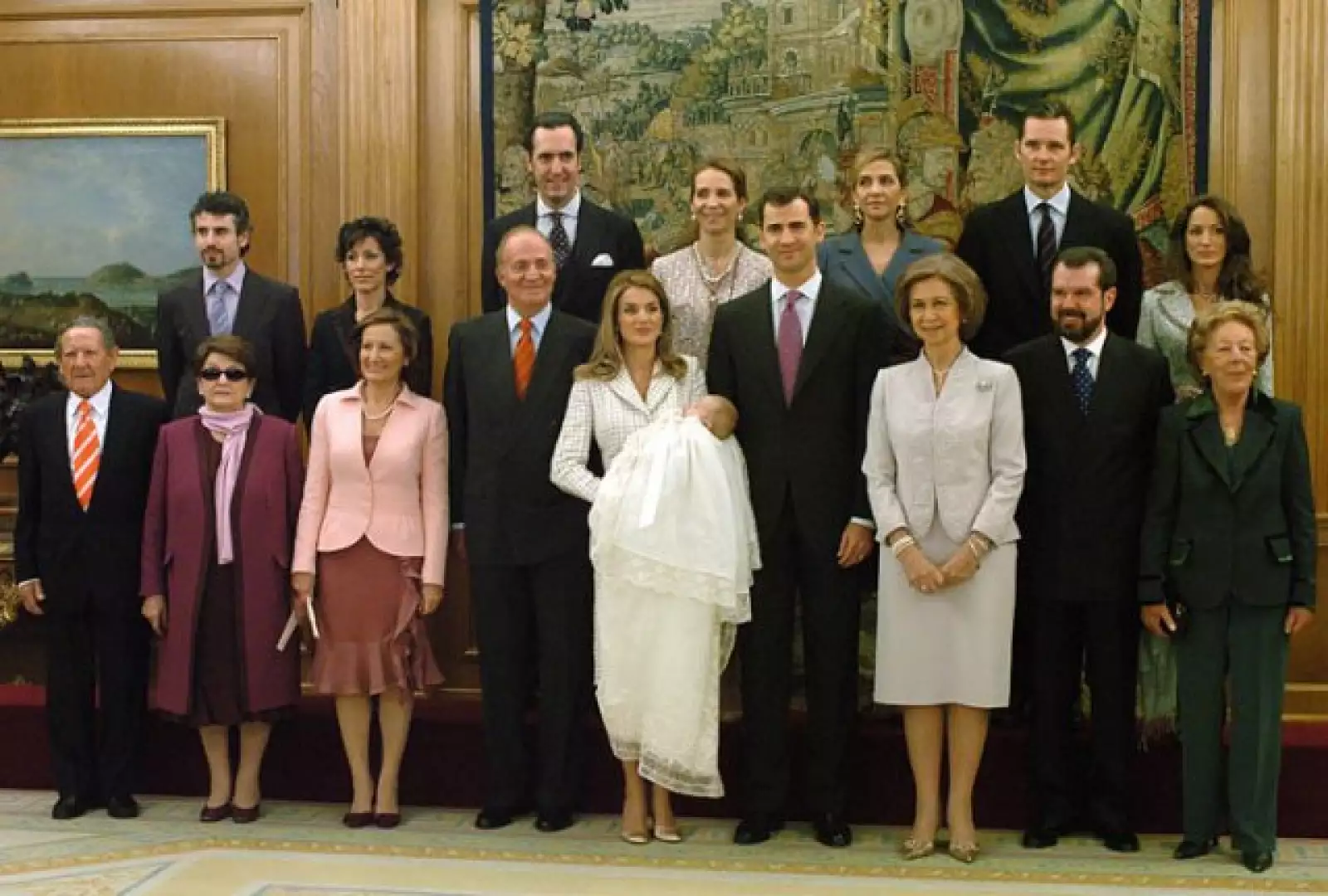 En el bautizo de la princesa Leonor, el 14 de enero de 2006, se reunieron los abuelos y padres de Letizia, y los demás hijos y nietos de los reyes de España.