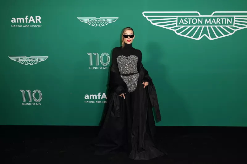 Michelle Salas en Cannes con un look negro con pedrería
