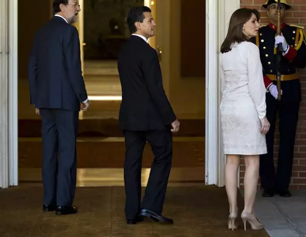 La torera blanca en tela semi transparente dio como resultado otro look monocromático.