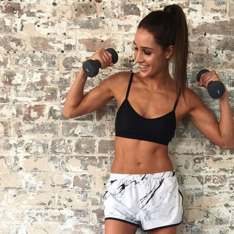 Kayla Itsines es una australiana, que ha logrado el éxito en redes sociales por su increíble programa de circuitos: Bikini Body Guide.