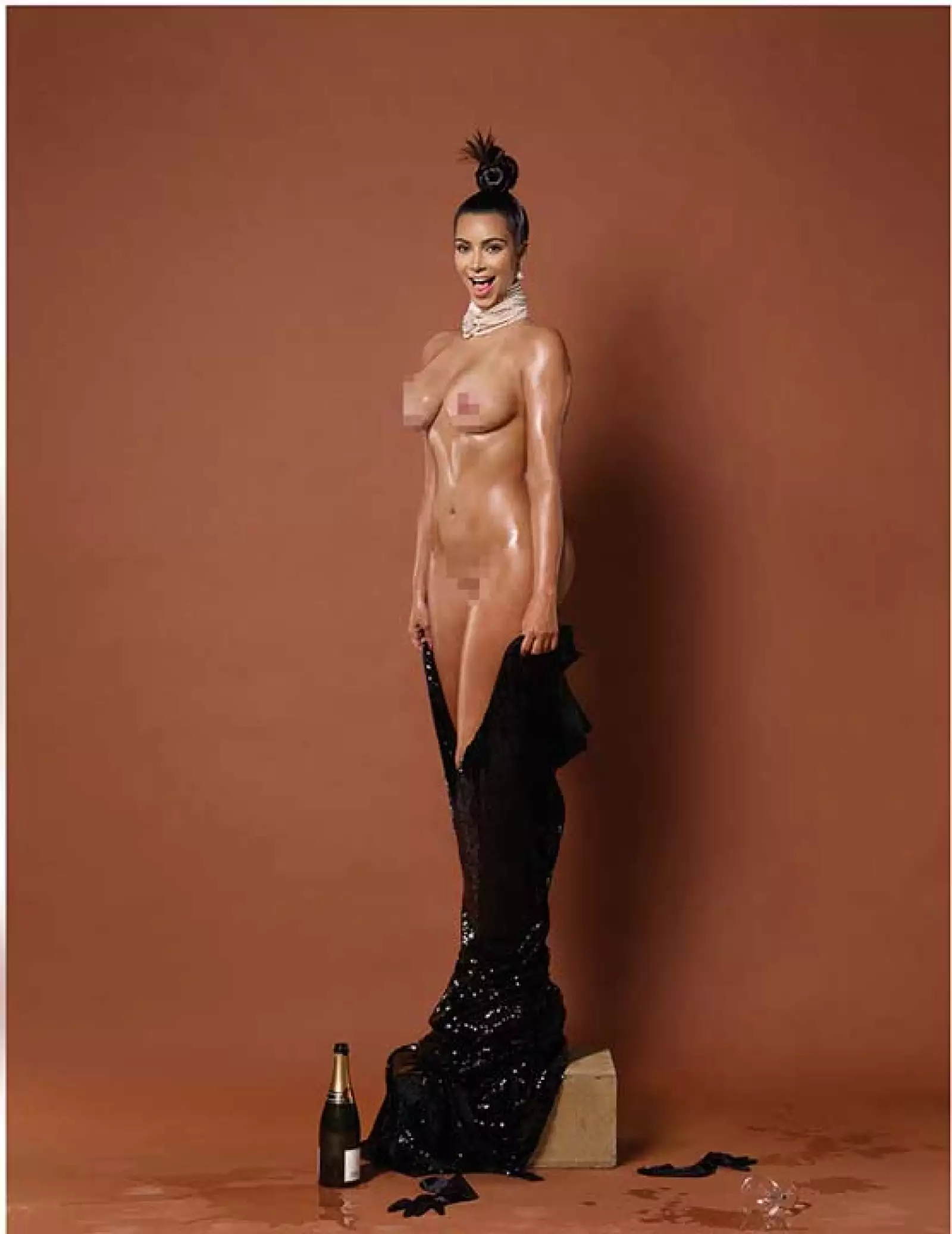 Para la portada de Paper Magazine, Kim Kardashian intentó romper la internet, mostrando no solo su derrière, sino también la parte frontal de su cuerpo completamente al descubierto.