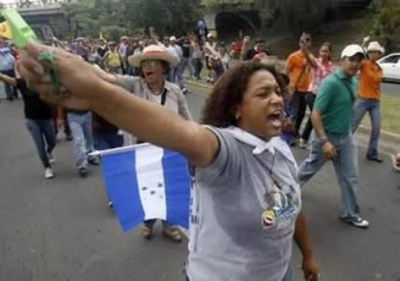 Miles de seguidores de Zelaya cruzaron la capital Tegucigalpa en manifestaciones. (Foto: Reuters)