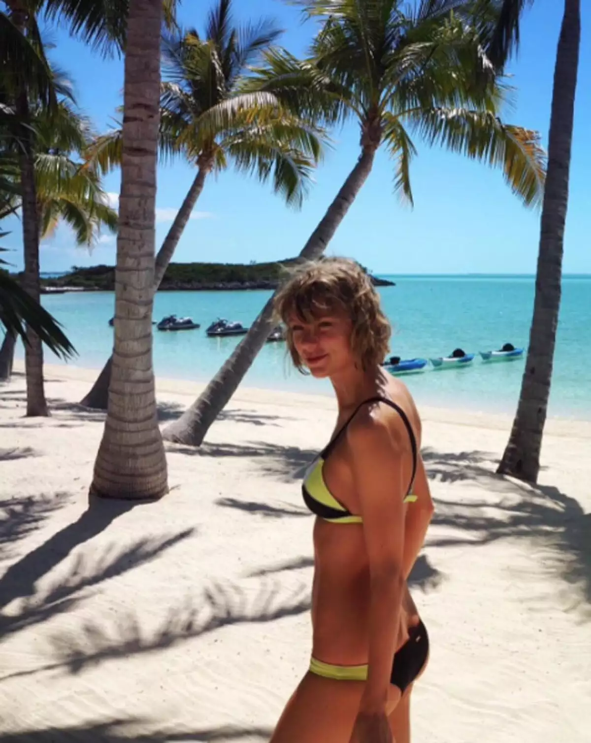 La cantante está de viaje junto a su novio, Calvin Harris, y en las primeras fotos luce un favorecedor traje de baño que ya sabemos de qué marca es.