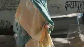 Decenas de policías armados con varas de bambú, guardias privados y guardias con ropa de civil alejaban a los curiosos en la bahía mientras la actriz caminaba por los platós.