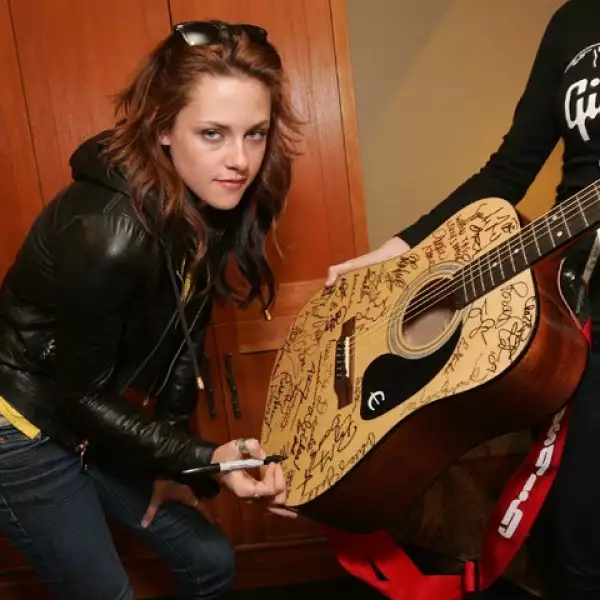 En esta foto autografiando una guitarra Gibson, tras la presentación del filme `Adventureland´, en el marco del  Festival de cine de Sundance (2009).