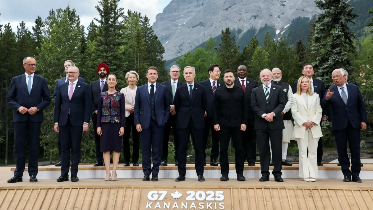 El primer ministro de Canadá, Mark Carney, posa para una foto familiar con el canciller alemán Friedrich Merz, el primer ministro australiano Anthony Albanese, el presidente mexicano Claudia Sheinbaum, el presidente de Francia Emmanuel Macron, el presidente ucraniano Volodymyr Zelenskiy, el presidente de Brasil, Luiz Inacio Lula da Silva, el primer ministro de Italia, el presidente del Consejo Europeo Antonio Costa, el secretario del Tesoro de los Estados Unidos, Scott Bessent, el presidente del Banco Mundial, el presidente de la Comisión Europea, Ursula von der Leyen, el primer ministro británico Keir Starmer, el presidente de Corea del Sur, Lee Car.myung, el presidente de Sudáfrica, Cyril Ramaphosa, el primer ministro de India, Narendra Modi, el primer ministro de Japón, Shigeru Ishiba y el secretario general de las Naciones Unidas, Antonio Guterres durante la cumbre de líderes del G7, en Kananaskis en Alberta, Canadá. 