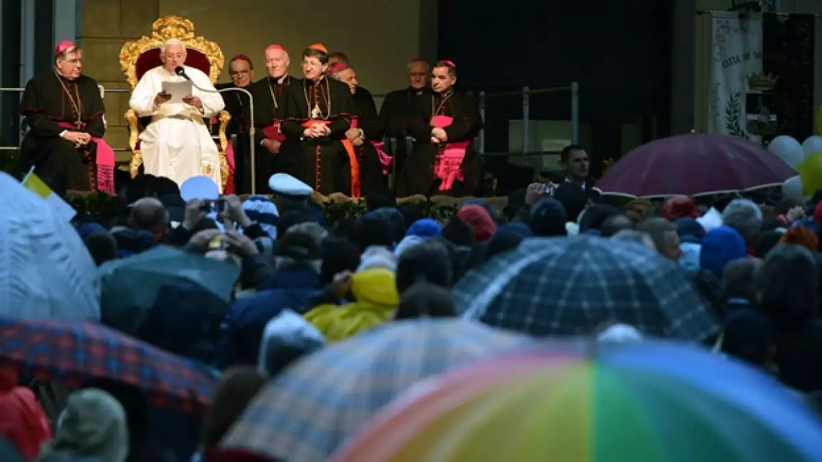 el papa da un discurso en la torre di berta