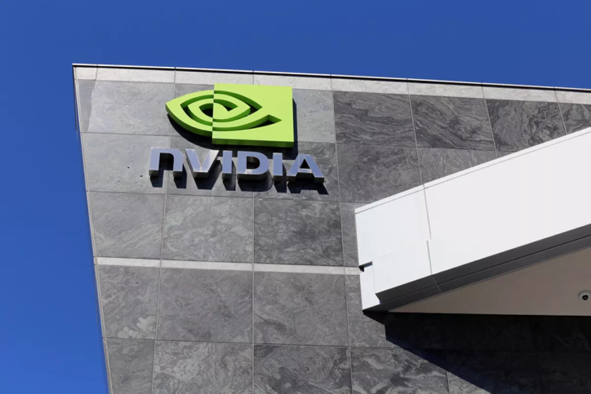 logo de nvidia sobre su edificio de oficinas centrales