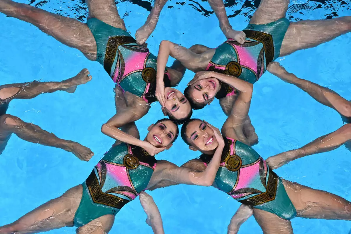 el equipo de natacion artistica formando una estrella en el agua