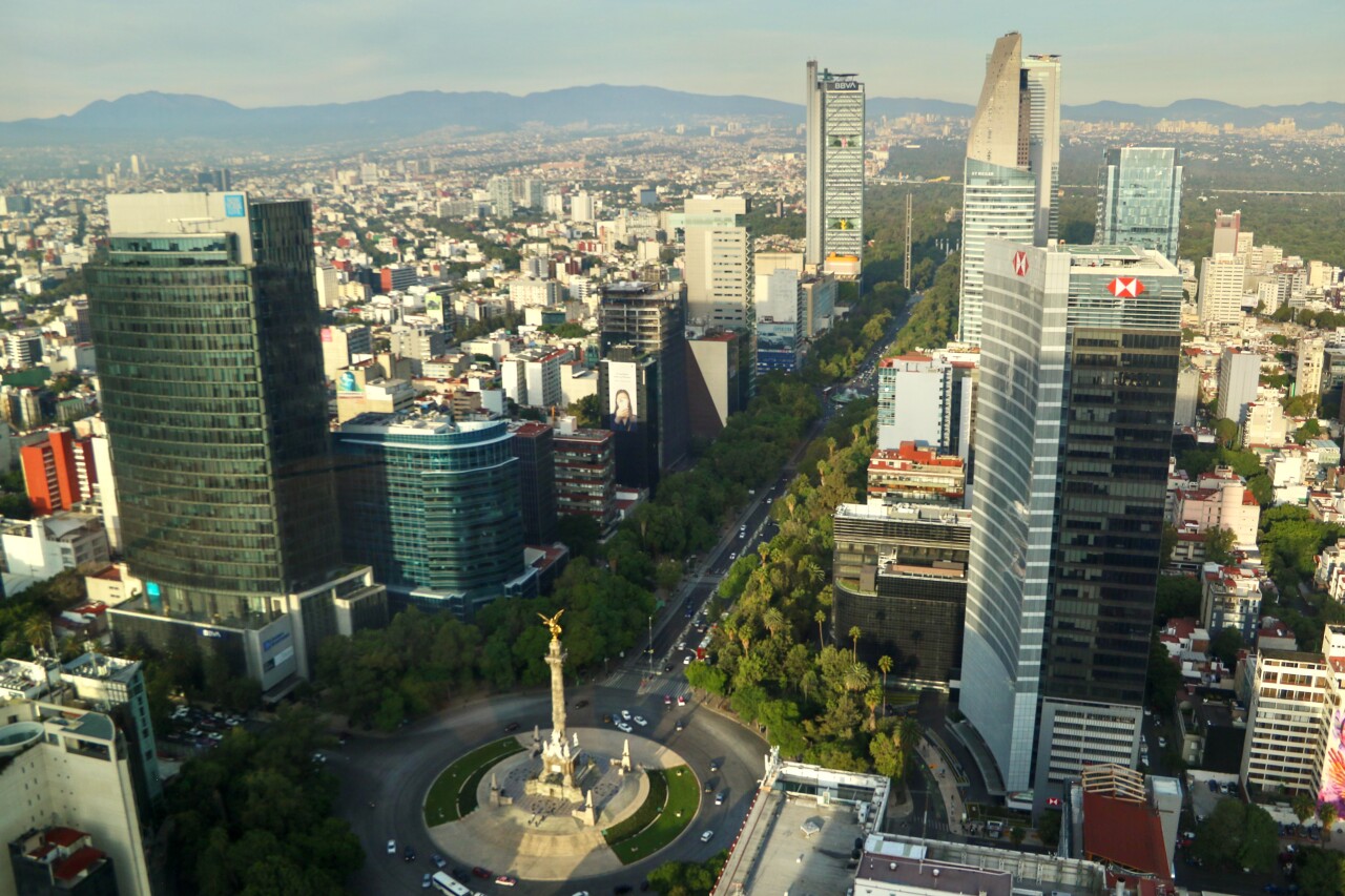 Fitch ve a México con grado de inversión, pero alerta por Pemex y bajo crecimiento