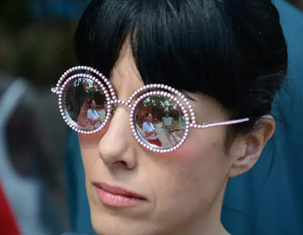 Cecila Suárez fue de las invitadas de honor de México al desfile. En el reflejo de sus lentes también se puede ver a la actriz Tessa Ia.