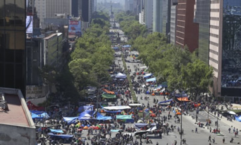 Los maestros colocaron hules y casas de campaña sobre Reforma. (Foto: Cuartoscuro )