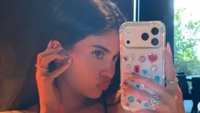 Kylie Jenner en una selfie con su celular con pedrería.jpg