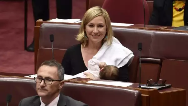 La primera senadora que amamanta a su bebé en el Parlamento