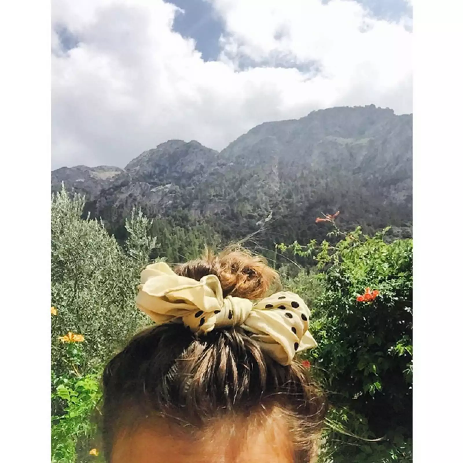 Alexa Chung: amamos tu high bun.