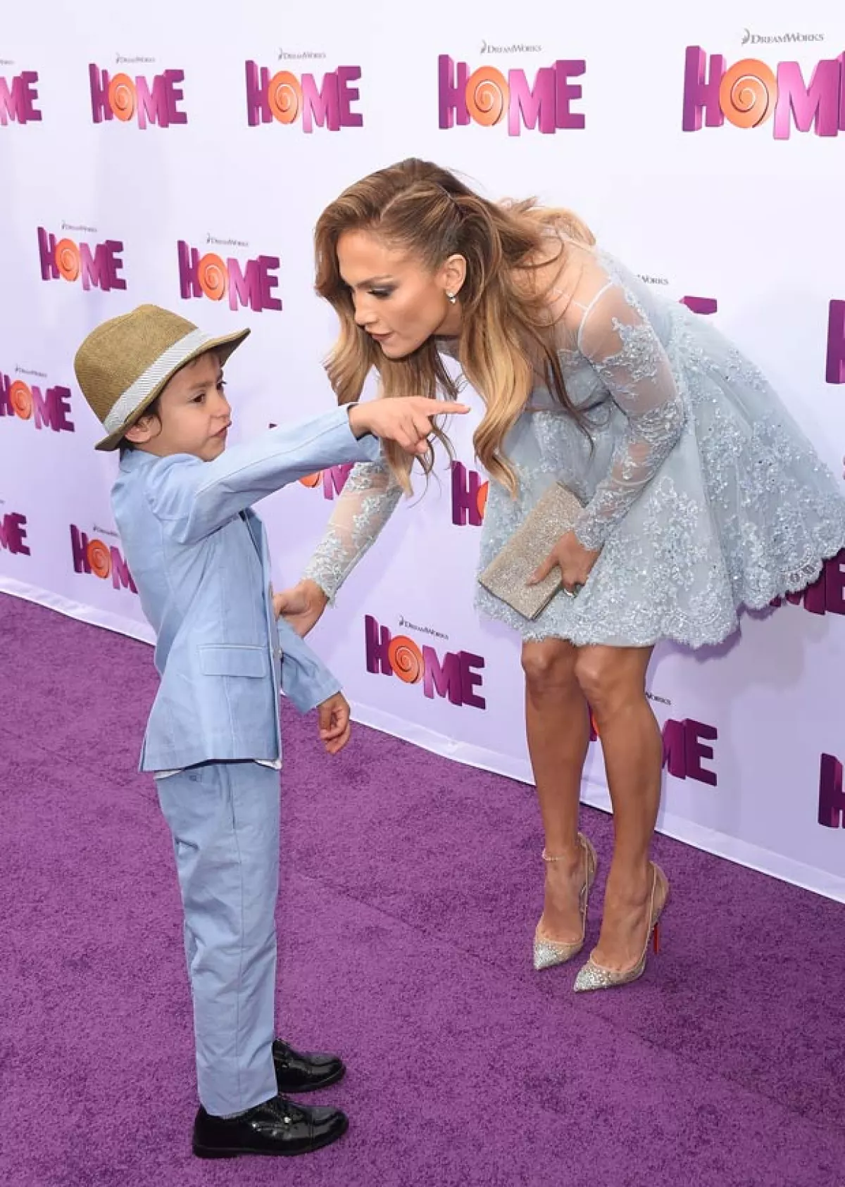 Max parecía querer ir a otra parte y su famosa madre fue toda cariños con él.