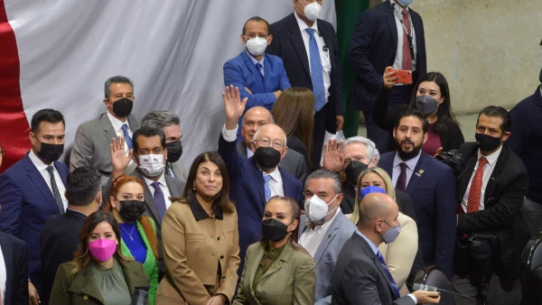 Ken Salazar, embajador de Estados Unidos en México, sostuvo una reunión privada con Sergio Gutiérrez, presidente de la mesa directiva de la Cámara de Diputados, y acudió de forma espontánea a saludar a legisladores al salón de sesiones del recinto l