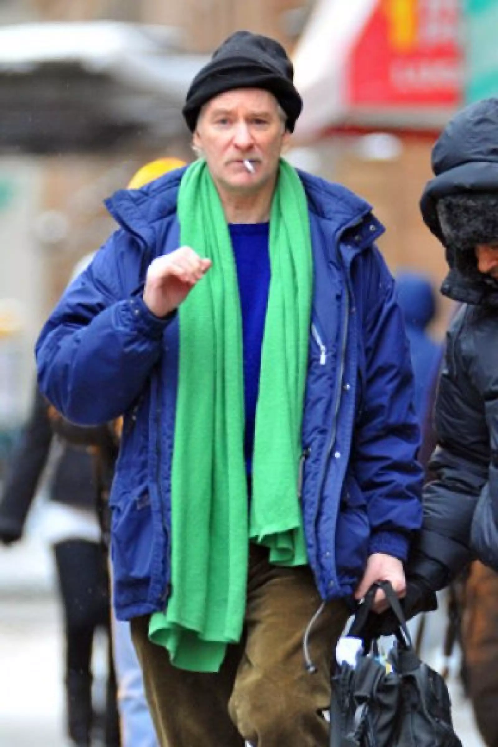 Kevin Kline es captado en el set de la película The Extra Man, en Nueva York.