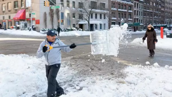 Un hombre retira la nieve acumulada en una de las calles de Nueva York, a fin de evitar accidentes entre las personas que transitan o los vehículos que se desplazan