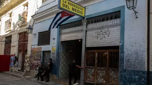 Los trabajadores se paran fuera de un lugar generalmente lleno de turistas en La Habana Vieja que parece vacío debido a la falta de visitantes en La Habana el 9 de junio de 2026.