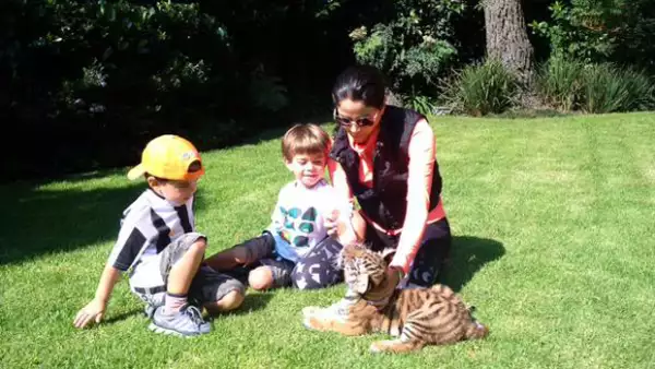 Paola Rojas en un momento de juegos con sus gemelos Paulo y Leonardo.