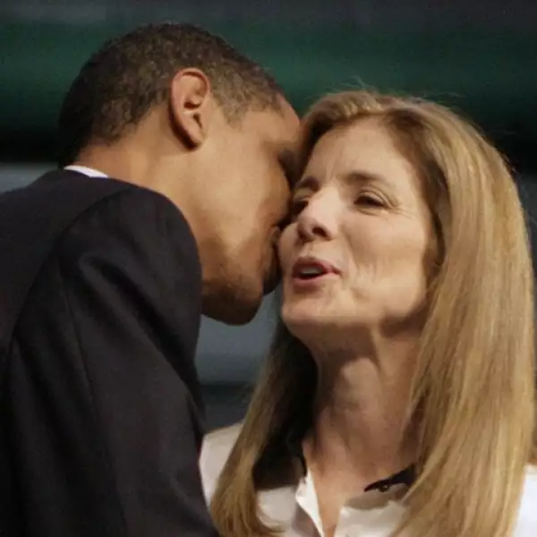 Un beso para una gran aliada, imán de votos, Caroline Kennedy, hija del ex presidente John F. Kennedy.