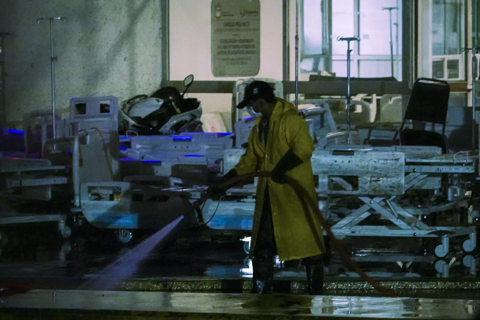 El hospital general de Atizapán fue desalojado tras inundarse por las intensas lluvias.