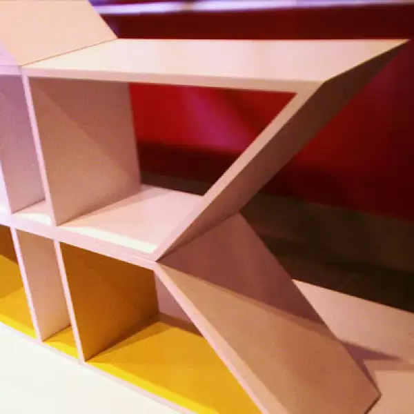 2.	Nuup, que significa “acoplar” en lengua maya, es un elemento multifuncional, hecho con MDF, que se adapta a las necesidades del usuario y a la organización del espacio. Diseño: Karla Alicia González palacio.