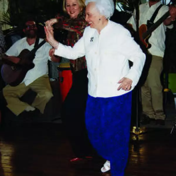 Victoria Flores, Gabriela Hassey