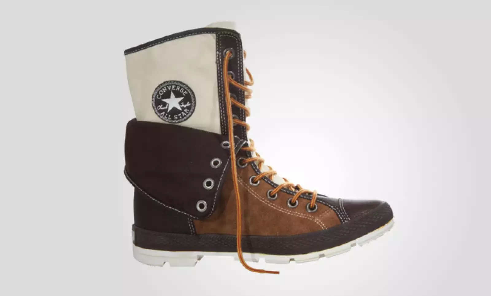 La marca estadounidense presentó su colección de botines para el otoño, con base en colores ocres y oscuros.