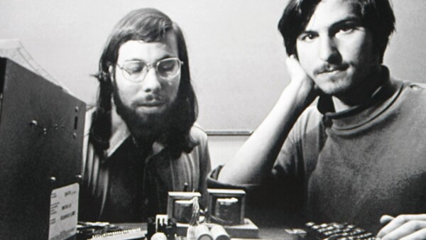 Su amigo Bill Fernandez le presentó al joven ingeniero Steve Wozniak, con quien fundó la empresa de la manzana. Su primer producto, Apple I, fue construido en madera y con una placa de circuitos.