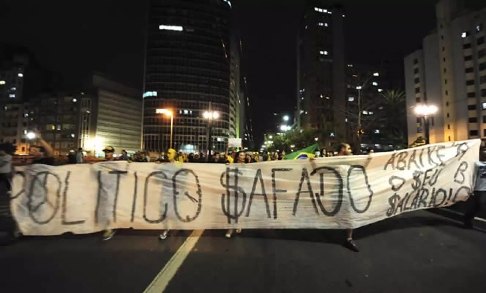 En Brasilia, miles de personas marcharon por los derechos de las mujeres, mientras que un grupo pequeño protestó contra el uso de dinero público para construir estadios para la Copa Mundial del futbol.