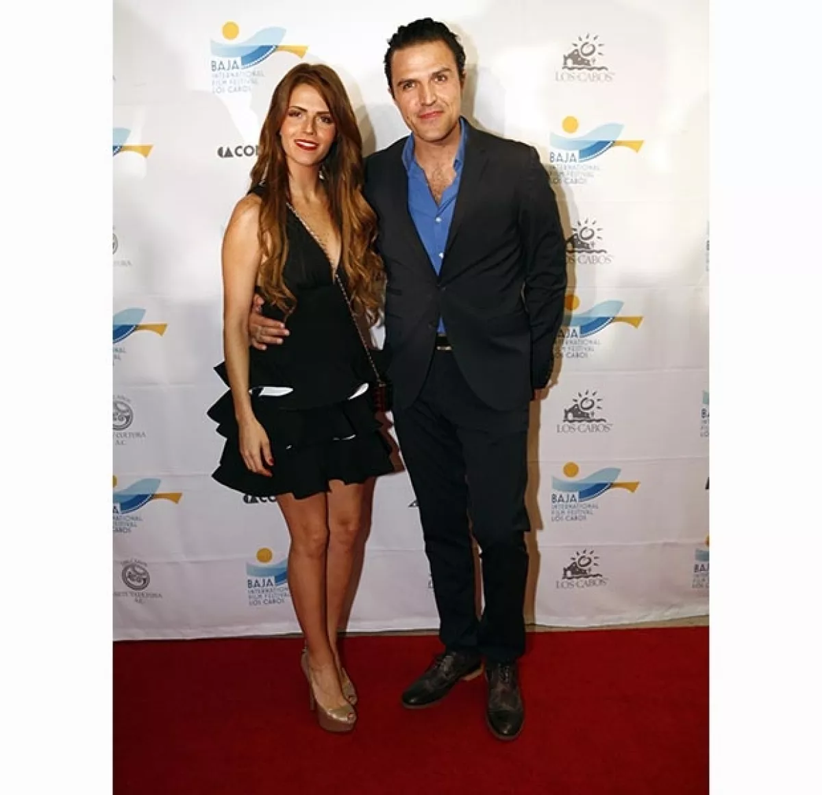Muy felices, Claudia Álvarez y Billy Rovzar a su llegada a la primera alfombra roja del festival en Los Cabos, Baja California.
