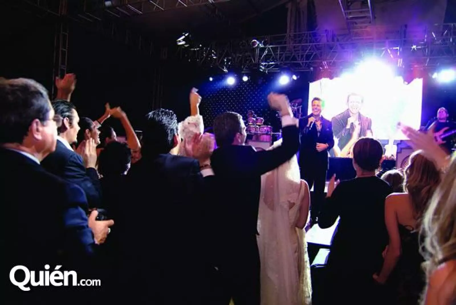 Durante el espectáculo, los asistentes no dejaron de corear y bailar los éxitos de "El Sol" .