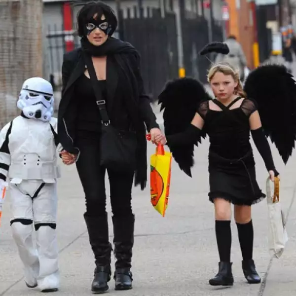 Kate Winslet y sus hijos Joe Mendes y Mia Threapleton también estuvieron pidiendo dulces en West Village, Nueva York.