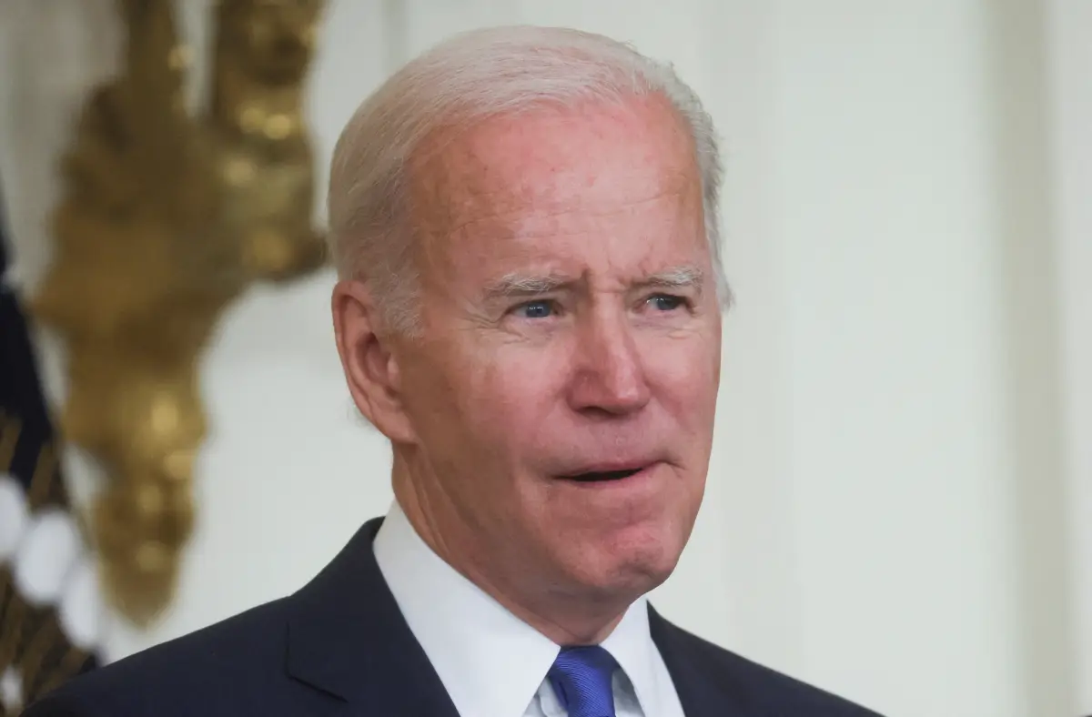 El presidente de Estados Unidos, Joe Biden, hace una pausa mientras habla sobre trabajos de infraestructura y capacitación laboral en banda ancha, construcción y manufactura luego de la aprobación de la Ley de Infraestructura Bipartidista, la Ley de CHIPS y Ciencia y la Ley de Reducción de la Inflación durante un evento en el East Room of the White. House en Washington, EE. UU., 2 de noviembre de 2022.