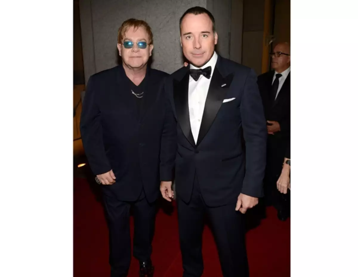 El cantante y su pareja David Furnish comentaron a la revista People que la emoción de volver a ser padres fue igual que la primera vez, sólo que en esta ocasión estaban menos nerviosos.