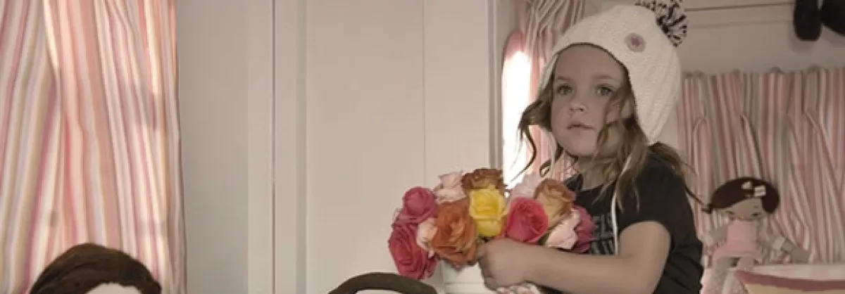 Le gusta reunir a sus muñecos y amigos para jugar a la comidita con ellos.