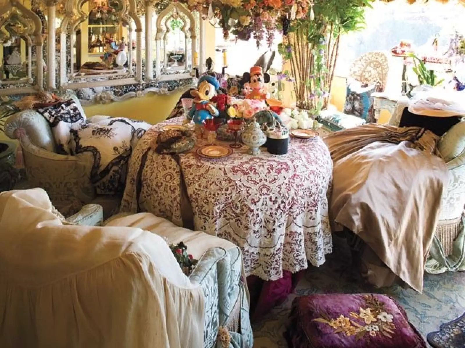 HORA DEL TÉ. Inspirada en Alicia en el país de las maravillas, la coleccionista `sentó´ sus vestidos a la mesa, entre ellos un Oscar de la Renta.