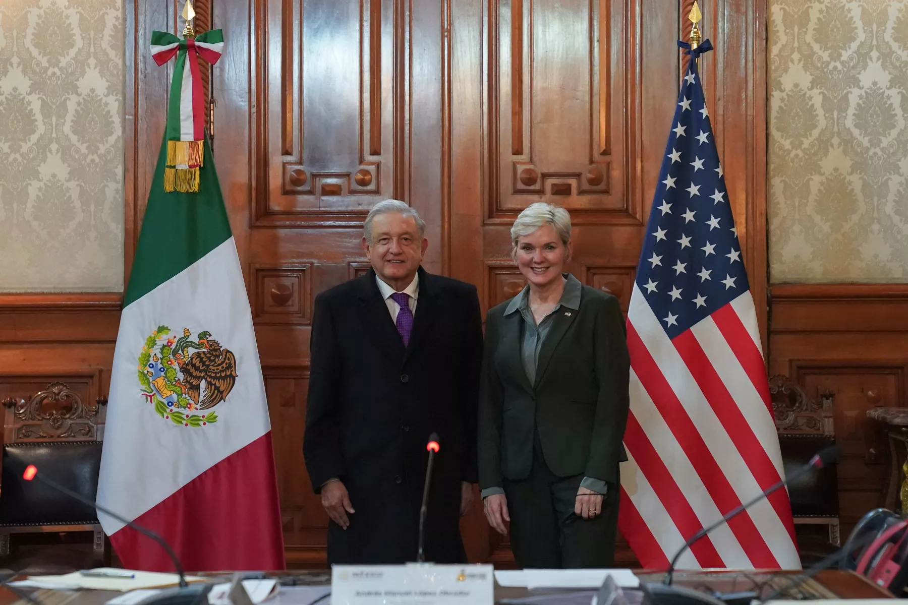 amlo con secretaria.jpg