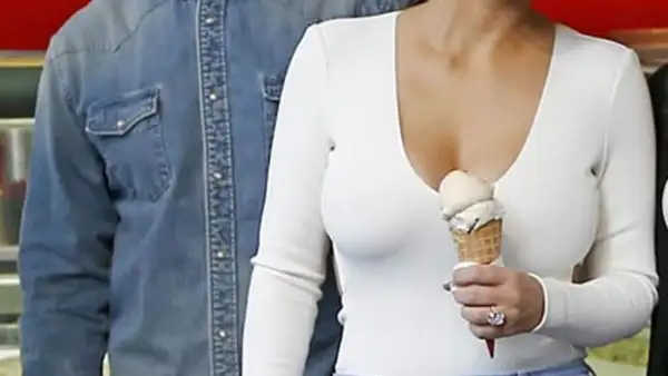 Kim Kardashian fue captada en el aeropuerto con su hija, quien esta vez fue el centro de atención con su estiloso outfit y su nuevo peinado.