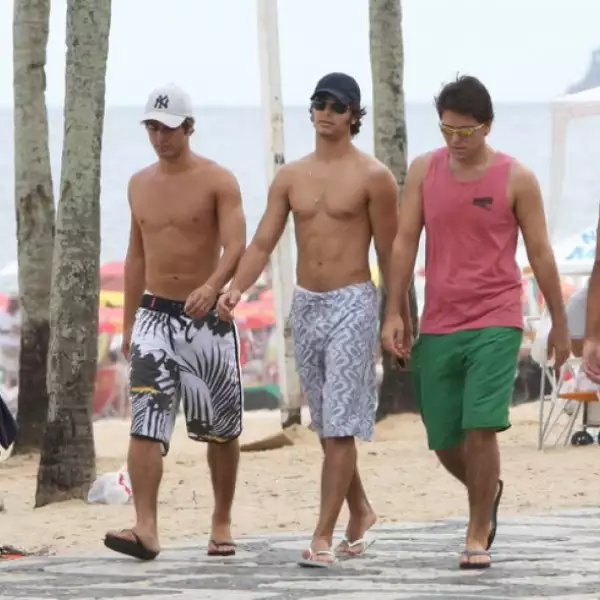 El galán de Madonna, Jesus Luz (al centro) caminando con unos amigos en la playa de Ipanema en Rio de Janeiro, Brasil.