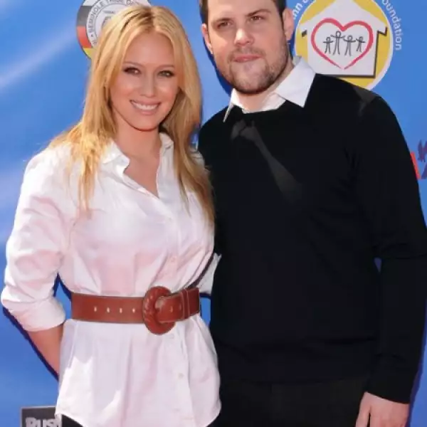 La actriz Hilary Duff se casará con el jugador de hockey Mike Comrie, quien le propuso matrimonio durante sus vacaciones en Hawai en febrero de 2010.