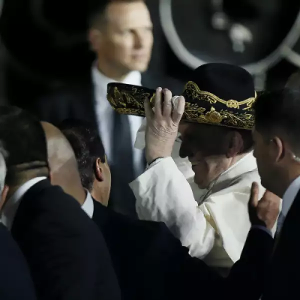 Un mariachi le ofreció a Francisco su tradicional sombrero.
